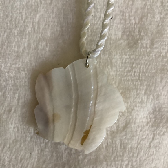 NEW ~ Carved White Pearl Shell Necklace - Picture 4 of 5
